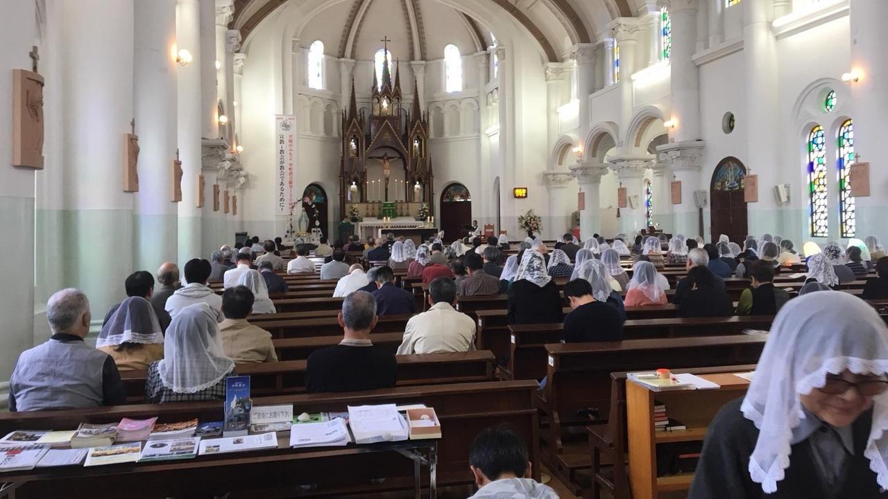 Sonntagsmesse in der Nakamachi-Kirche. Sonntagsmesse in der Nakamachi-Kirche.