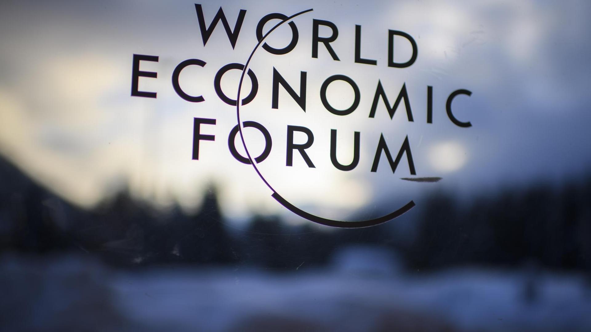Das Logo des Weltwirtschaftsforums in Davos in der Schweiz Das Logo des Weltwirtschaftsforums in Davos in der Schweiz
