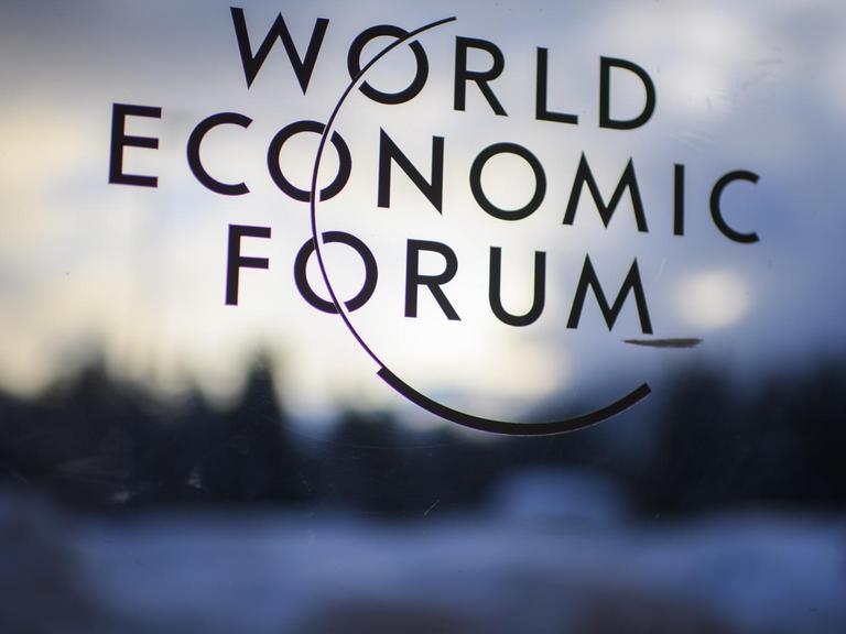 Das Logo des Weltwirtschaftsforums in Davos in der Schweiz