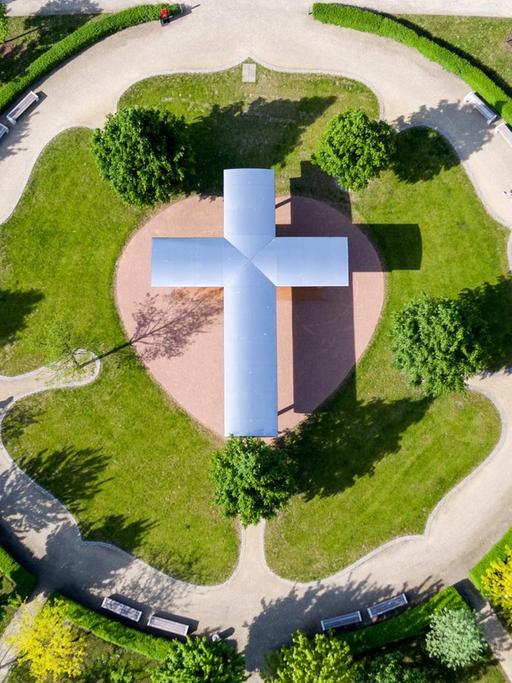 Ein überdimensionales Kreuz ziert den Luthergarten in Lutherstadt Wittenberg.