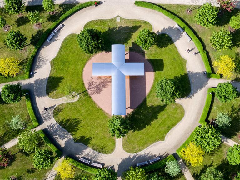Ein überdimensionales Kreuz ziert den Luthergarten in Lutherstadt Wittenberg.