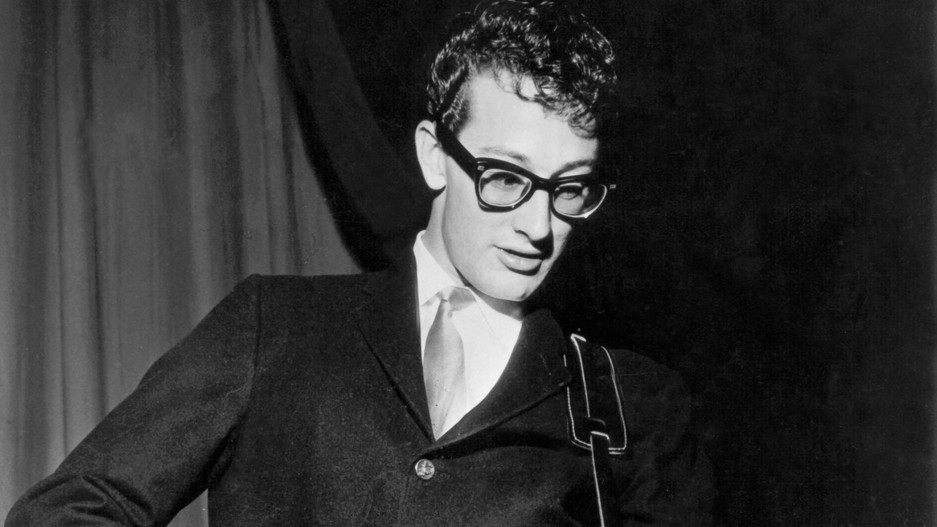 Der amerikanische Rock 'n' Roll-Musiker Buddy Holly ("That 'll be the day", "Peggy Sue"), aufgenommen in den fünfziger Jahren. Er wurde am 07.09.1936 in Lubbock in Texas geboren und starb am 03.02.1959 bei einem Flugzeugabsturz in Iowa. Der amerikanische Rock 'n' Roll-Musiker Buddy Holly ("That 'll be the day", "Peggy Sue"), aufgenommen in den fünfziger Jahren. Er wurde am 07.09.1936 in Lubbock in Texas geboren und starb am 03.02.1959 bei einem Flugzeugabsturz in Iowa.