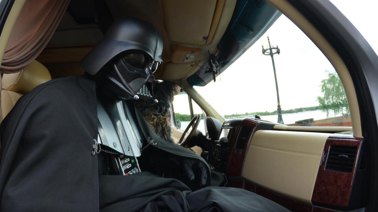 Während des Wahlkampfes in Kiew trägt ein Bürgermeister-Kandidat eine Darth-Vader-Uniform. Während des Wahlkampfes in Kiew trägt ein Bürgermeister-Kandidat eine Darth-Vader-Uniform.