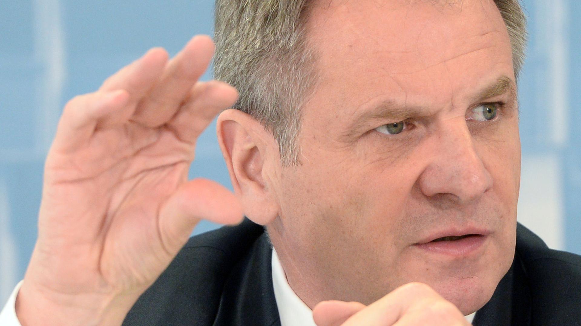 Der baden-württembergische Innenminister Reinhold Gall (SPD) erläutert am 28.03.2014 im Landtag in Stuttgart (Baden-Württemberg) im Rahmen einer Pressekonferenz die Polizeistatistik für das Jahr 2013. Der baden-württembergische Innenminister Reinhold Gall (SPD) erläutert am 28.03.2014 im Landtag in Stuttgart (Baden-Württemberg) im Rahmen einer Pressekonferenz die Polizeistatistik für das Jahr 2013.