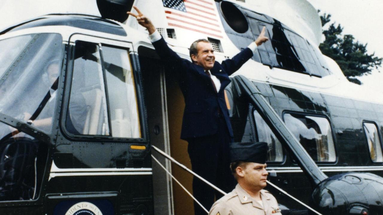 Richard Nixon verlässt am 9. August 1974 nach seinem Rücktritt in Folge der Watergate-Affäre mit einem Hubschrauber Washington. Dabei macht er mit beiden Händen ein Victoryzeichen. 