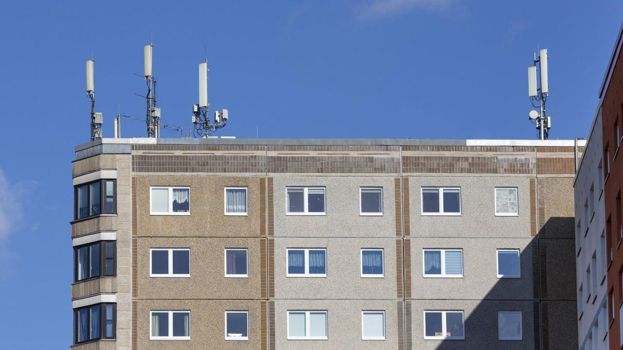 Mobilfunkmasten auf einem Hausdach im Februar 2019 in Berlin. Die Telekom testet dort die 5G-Technologie. Mobilfunkmasten auf einem Hausdach im Februar 2019 in Berlin. Die Telekom testet dort die 5G-Technologie.