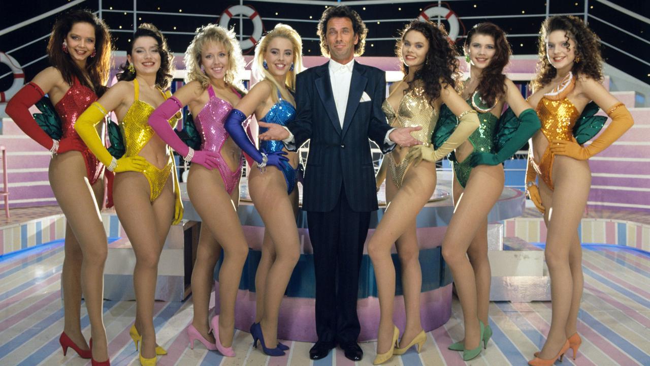 Der Moderator der "Tutti Frutti"-Show Hugo Egon Balder mit den Frauen, die sich in der zweiten Staffel der Erotik-Show ausziehen werden.