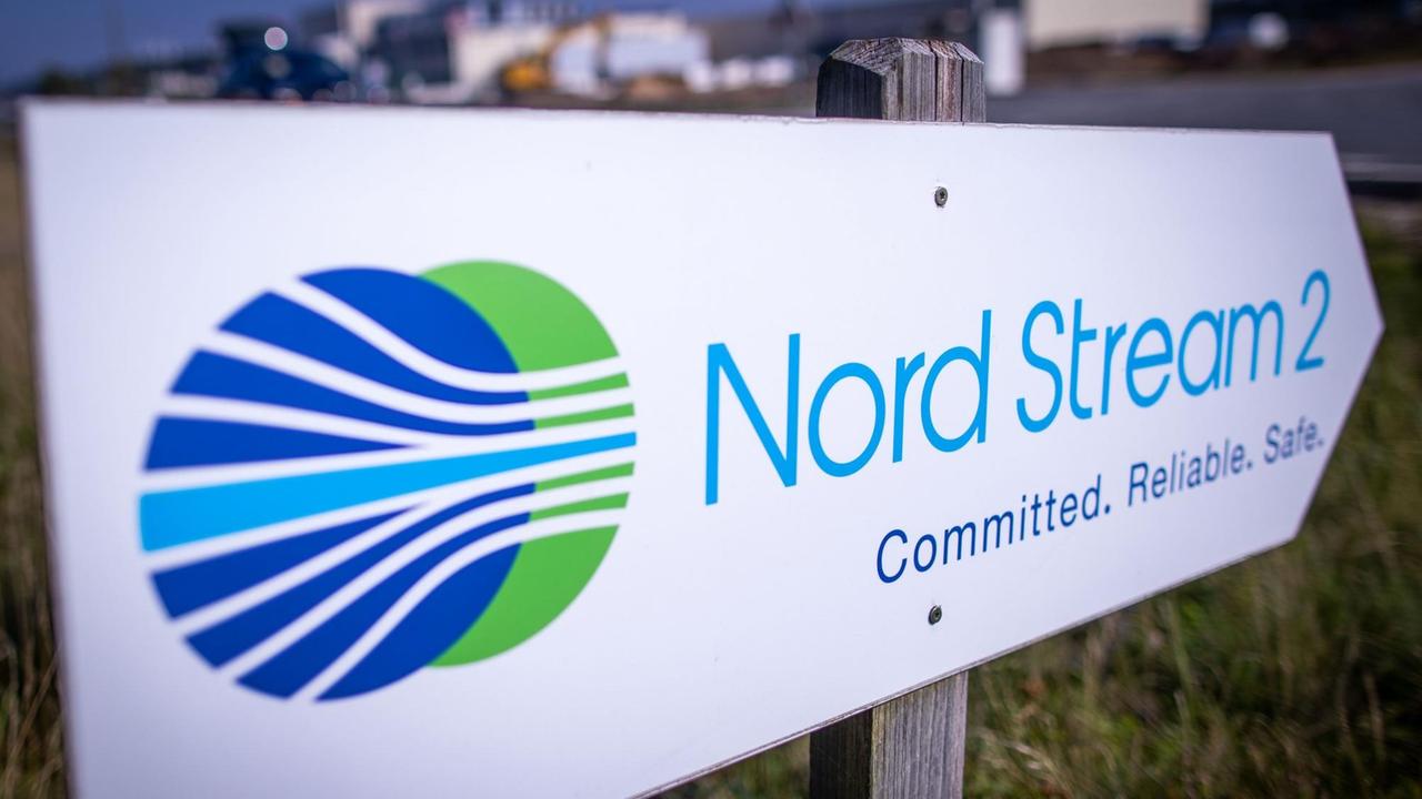 Lubmin: Ein Wegweiser steht vor der Erdgasempfangsstation der Ostseepipeline Nord Stream 2. Lubmin: Ein Wegweiser steht vor der Erdgasempfangsstation der Ostseepipeline Nord Stream 2.
