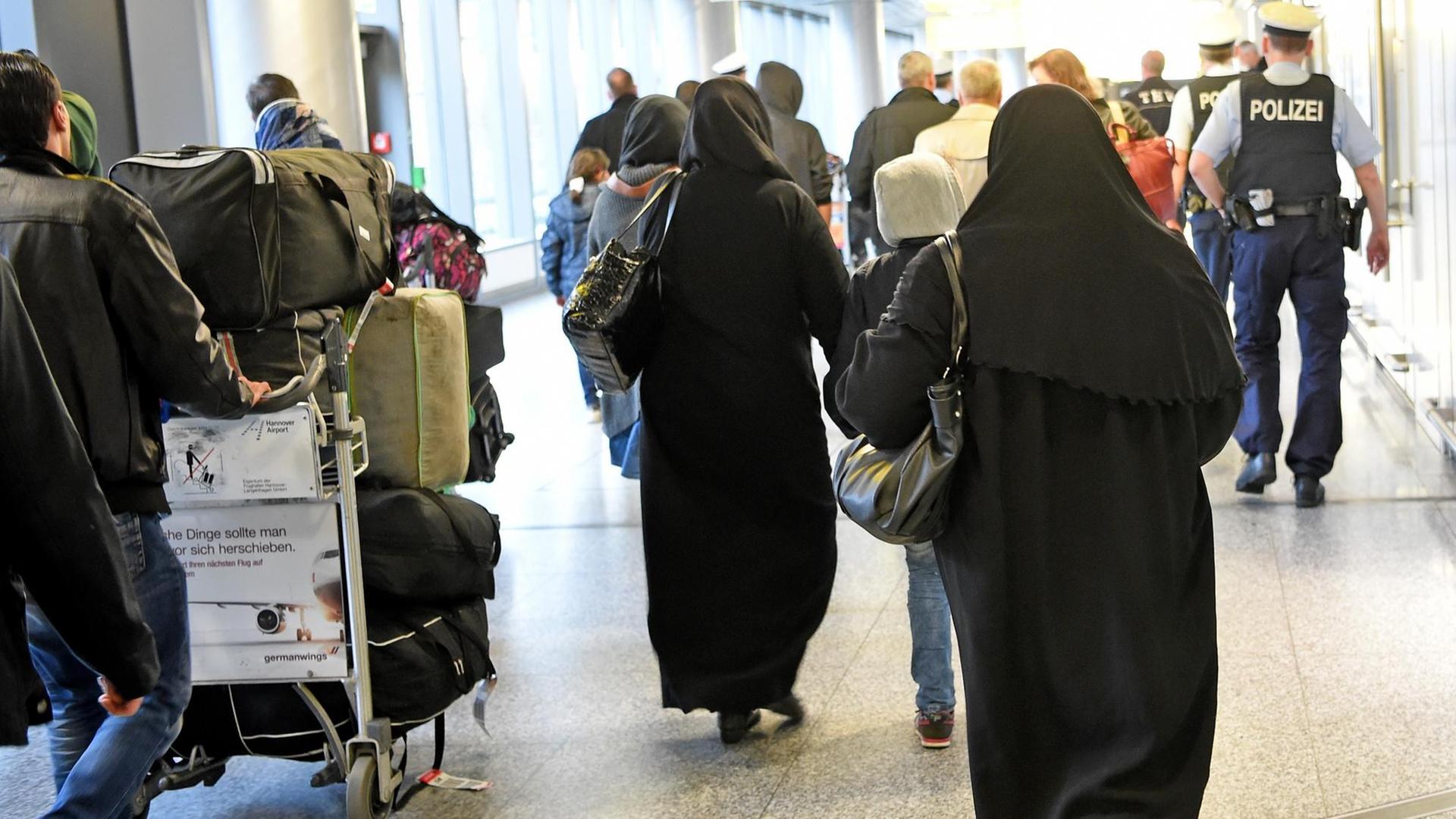 Syrische Flüchtlinge gehen am 04.04.2016 durch die Ankunfthalle B auf dem Flughafen Hannover (Niedersachsen). Es sind die ersten syrischen Flüchtlinge, die legal auf direktem Weg aus der Türkei in die Europäische Union einreisen durften. Syrische Flüchtlinge gehen am 04.04.2016 durch die Ankunfthalle B auf dem Flughafen Hannover (Niedersachsen). Es sind die ersten syrischen Flüchtlinge, die legal auf direktem Weg aus der Türkei in die Europäische Union einreisen durften.