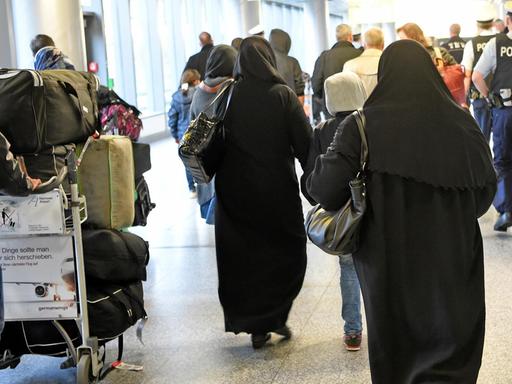 Syrische Flüchtlinge gehen am 04.04.2016 durch die Ankunfthalle B auf dem Flughafen Hannover (Niedersachsen). Es sind die ersten syrischen Flüchtlinge, die legal auf direktem Weg aus der Türkei in die Europäische Union einreisen durften.