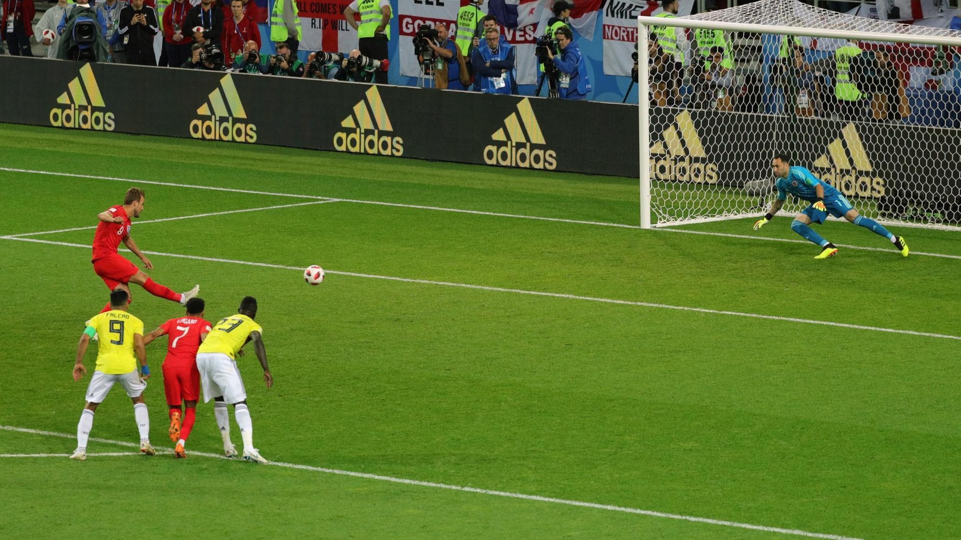 Achtelfinale Kolumbien - England im Spartak-Stadion. Harry Kane aus England (oben) trifft per Elfmeter gegen Torwart David Ospina (r) aus Kolumbien zum 0:1.