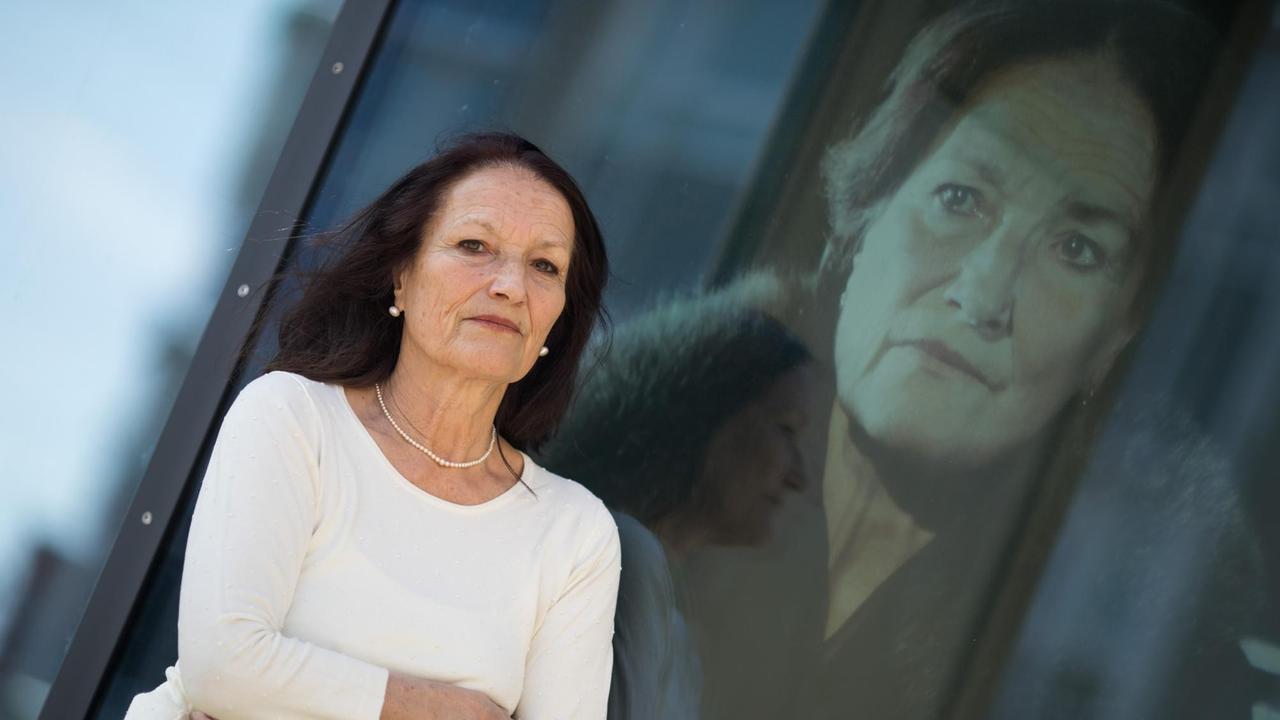 Die Schauspielerin Patricia Litten, aufgenommen am 13.03.2017 im Schauspielhaus in Nürnberg neben einem Poster, auf dem sie in der Rolle ihrer eigenen Großmutter, Irmgard Litten, zu sehen ist Die Schauspielerin Patricia Litten, aufgenommen am 13.03.2017 im Schauspielhaus in Nürnberg neben einem Poster, auf dem sie in der Rolle ihrer eigenen Großmutter, Irmgard Litten, zu sehen ist