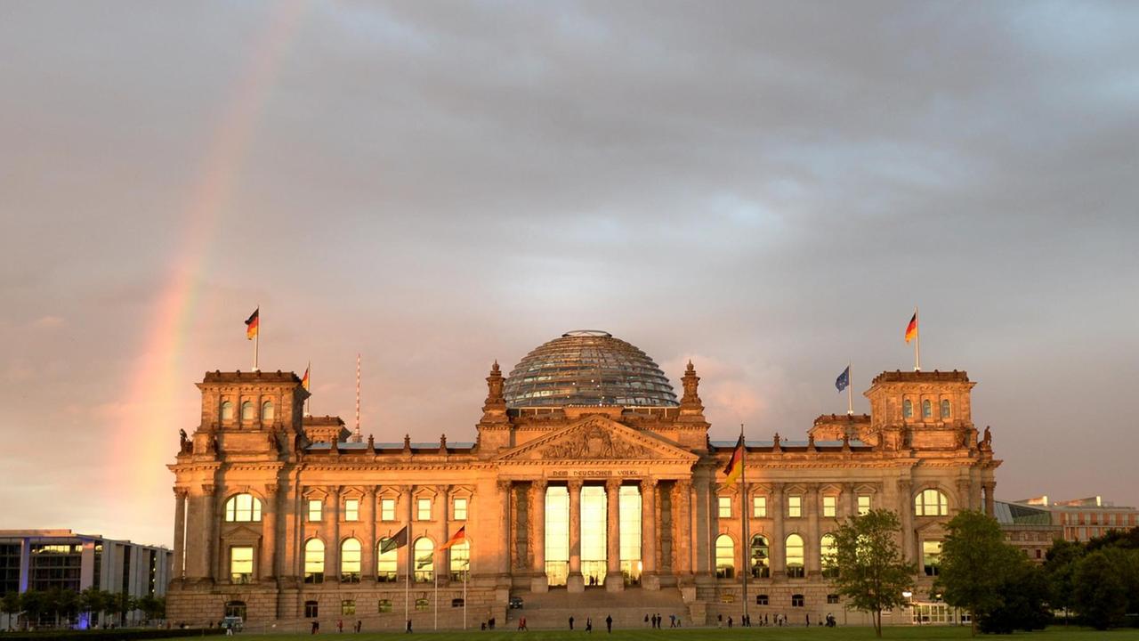 Ein Regenbogen ist am 30.07.2015 in Berlin über dem Reichstag am Himmel zusehen. Ein Regenbogen ist am 30.07.2015 in Berlin über dem Reichstag am Himmel zusehen.