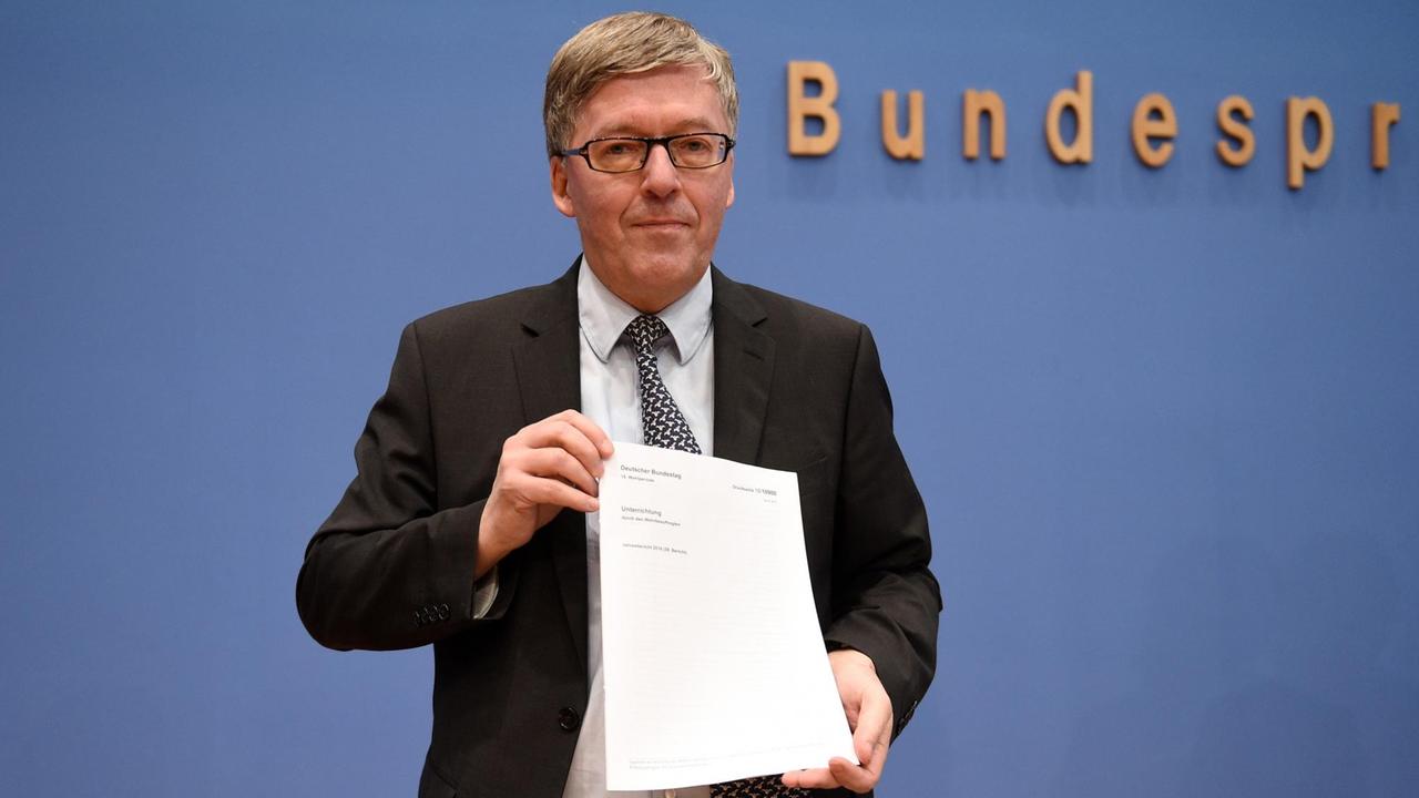 Der Wehrbeauftragte des Bundestages, Hans-Peter Bartels, hält seinen Jahresbericht bei der Bundespressekonferenz am 24.01.2017 in Händen.