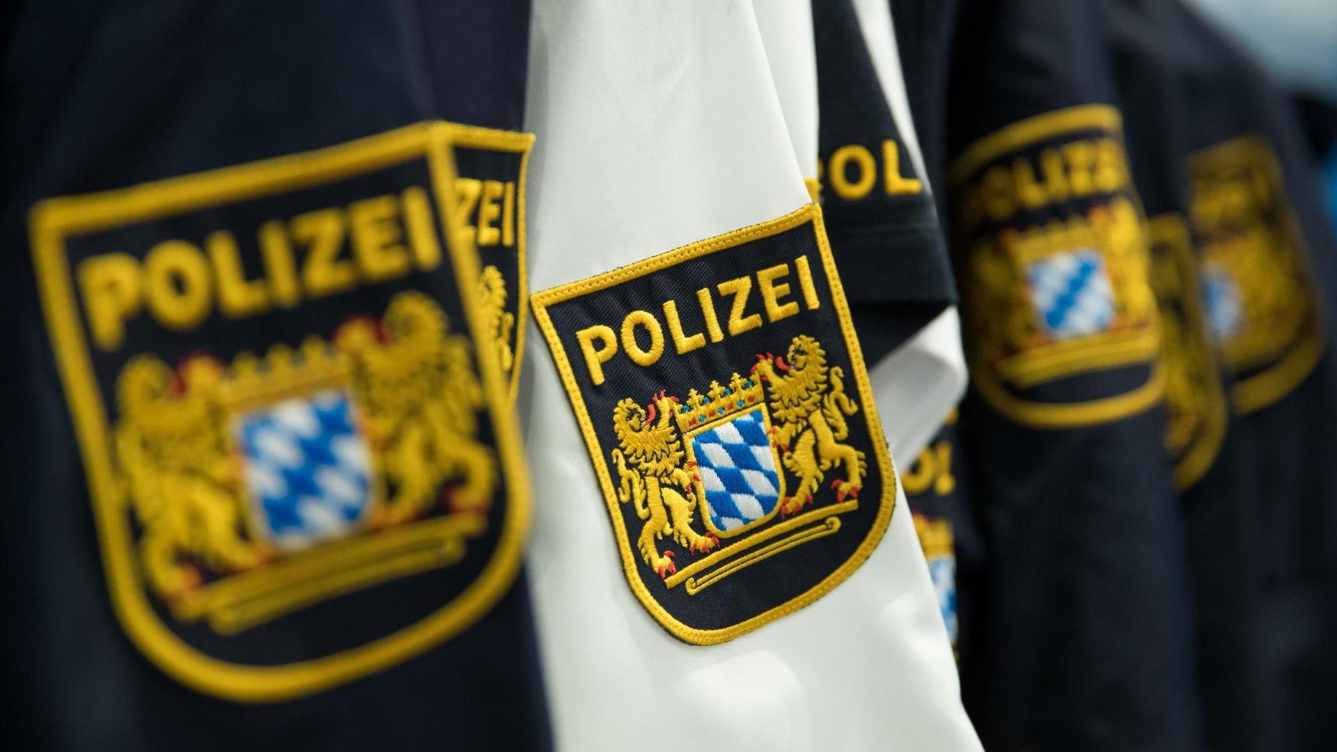 Neue Uniformen für die bayerische Polizei hängen in der Polizeiinspektion Erlangen (Bayern) anlässlich der Auslieferung der neuen Uniformen für die Beamten Neue Uniformen für die bayerische Polizei hängen in der Polizeiinspektion Erlangen (Bayern) anlässlich der Auslieferung der neuen Uniformen für die Beamten