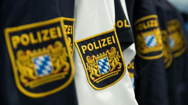 Neue Uniformen für die bayerische Polizei hängen in der Polizeiinspektion Erlangen (Bayern) anlässlich der Auslieferung der neuen Uniformen für die Beamten