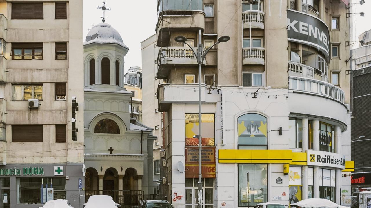 Eine Kirche liegt versteckt in einer Gasse zwischen zwei Hochhäusern Eine Kirche liegt versteckt in einer Gasse zwischen zwei Hochhäusern