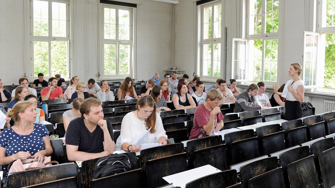 Dozentin Julia-Maria von Schenck zu Schweinsberg (re.) von der Fakultät für Evangelische Theologie der Johannes Gutenberg-Universität in Mainz gibt am 21.07.2016 Griechischunterricht für Theologiestudenten. Dozentin Julia-Maria von Schenck zu Schweinsberg (re.) von der Fakultät für Evangelische Theologie der Johannes Gutenberg-Universität in Mainz gibt am 21.07.2016 Griechischunterricht für Theologiestudenten.