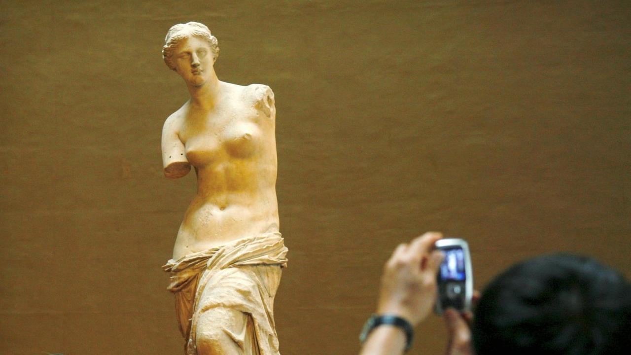 Touristen fotografieren mit dem Mobiltelefon die Venus von Milo im Louvre in Paris, aufgenommen am 21.06.2006. Touristen fotografieren mit dem Mobiltelefon die Venus von Milo im Louvre in Paris, aufgenommen am 21.06.2006.