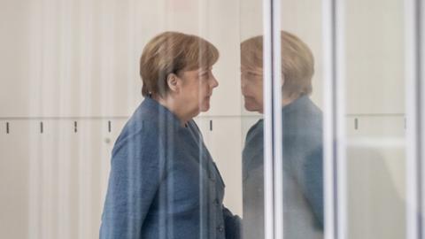 Angela Merkel (CDU) geht vor Katrin Göring-Eckardt, Fraktionsvorsitzende von Bündnis 90/Die Grünen, am 07.11.2017 im Bundestag in Berlin zu einer weiteren Verhandlungsrunde der Sondierungsgespräche zur Bildung einer Regierung aus CDU, CSU, FDP und Bündnis 90/Die Grünen.