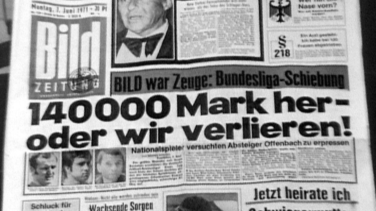 Bild-Zeitung mit der Schlagzeile über den großen Bundesliga-Skandal 1971 "140000 Mark her - oder wir verlieren!" Bild-Zeitung mit der Schlagzeile über den großen Bundesliga-Skandal 1971 "140000 Mark her - oder wir verlieren!"