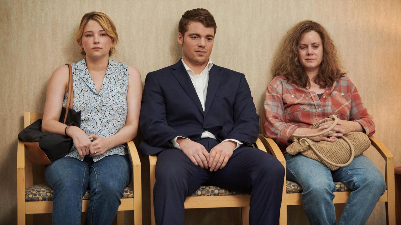 Szene aus dem Film "Hillbilly Elegy". In einem Flur sitzen zwei Frauen und ein Mann jeweils auf einem Stuhl. Szene aus dem Film "Hillbilly Elegy". In einem Flur sitzen zwei Frauen und ein Mann jeweils auf einem Stuhl.