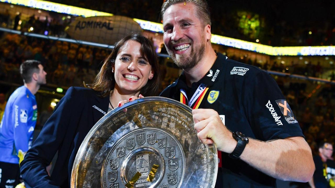 Oliver Roggisch, Sportlicher Leiter der Rhein-Neckar Löwen, und Geschäftsführerin Jennifer Kettemann halten die Meisterschale in den Händen. Oliver Roggisch, Sportlicher Leiter der Rhein-Neckar Löwen, und Geschäftsführerin Jennifer Kettemann halten die Meisterschale in den Händen.