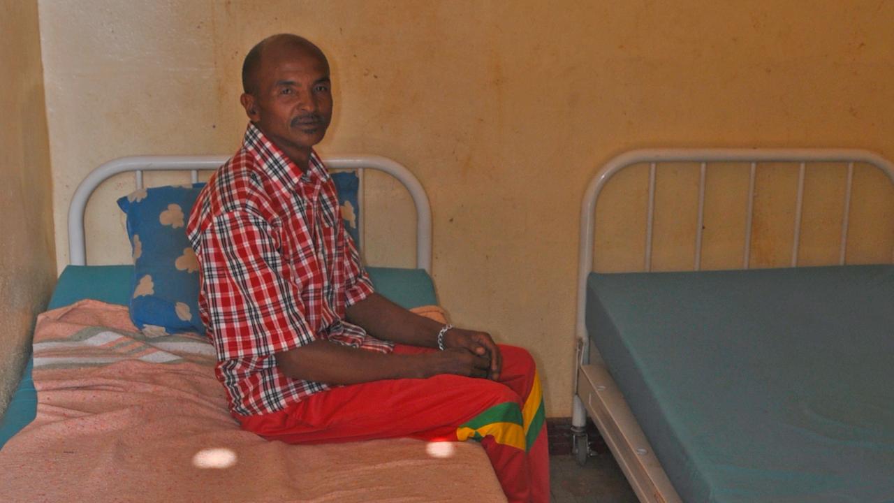Ein Mann sitzt auf einem Bett im einzigen psychiatrischen Krankenhaus Madagaskars. Ein Mann sitzt auf einem Bett im einzigen psychiatrischen Krankenhaus Madagaskars.
