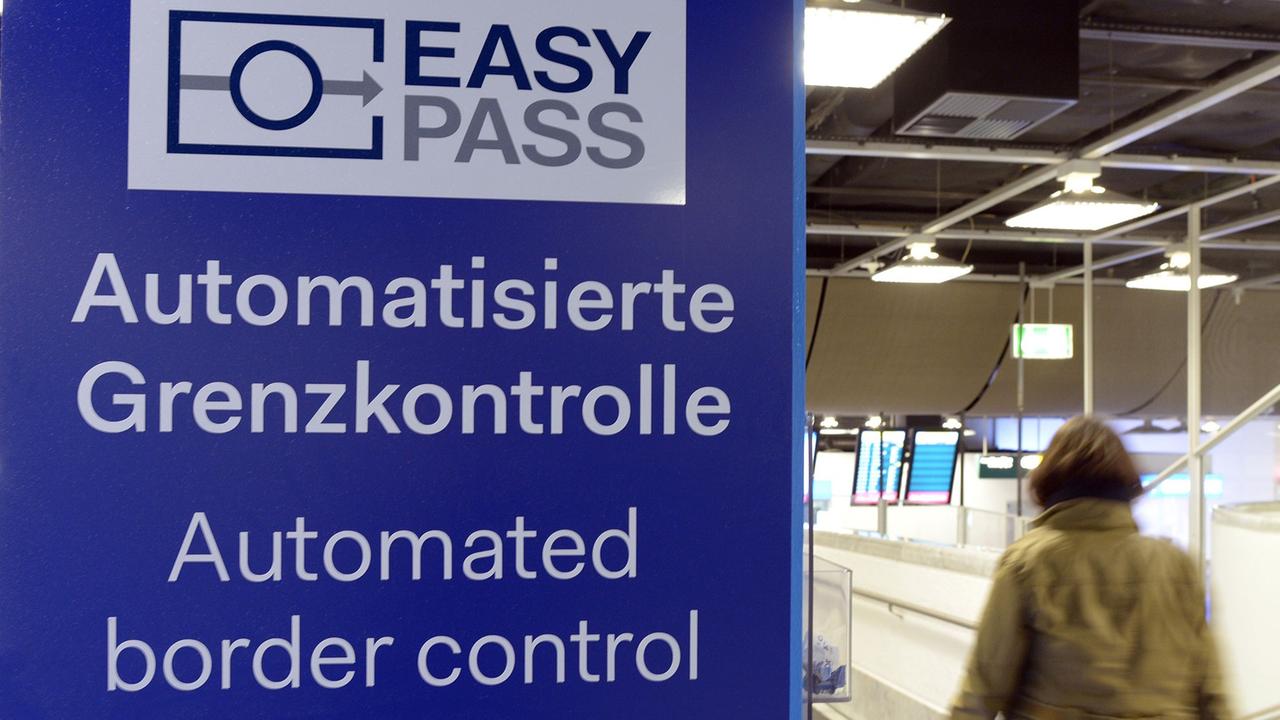 Eine Frau benutzt auf dem Flughafen in Düsseldorf (Nordrhein-Westfalen) die automatisierte Grenzkontrolle.
