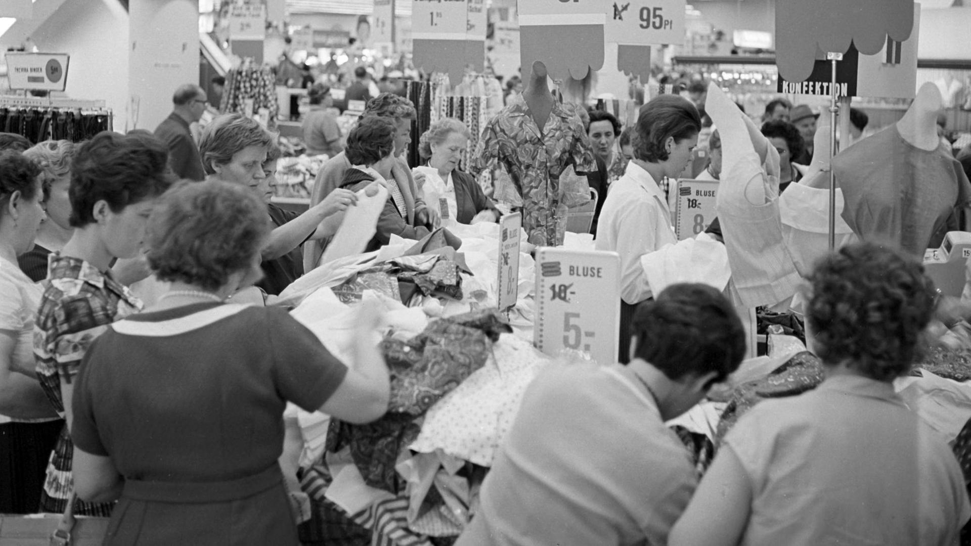 Großer Andrang zu Beginn des Sommerschlussverkaufs in den Geschäften in der Innenstadt von Nürnberg. Die Frauen stürzen sich ins Getümmel an den Ladentischen