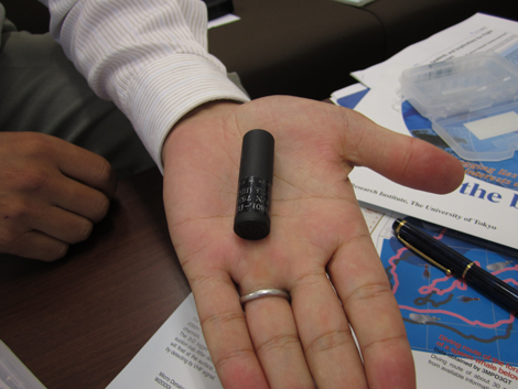 Katsufumi Sato zeigt einen Biologger. Katsufumi Sato zeigt einen Biologger.