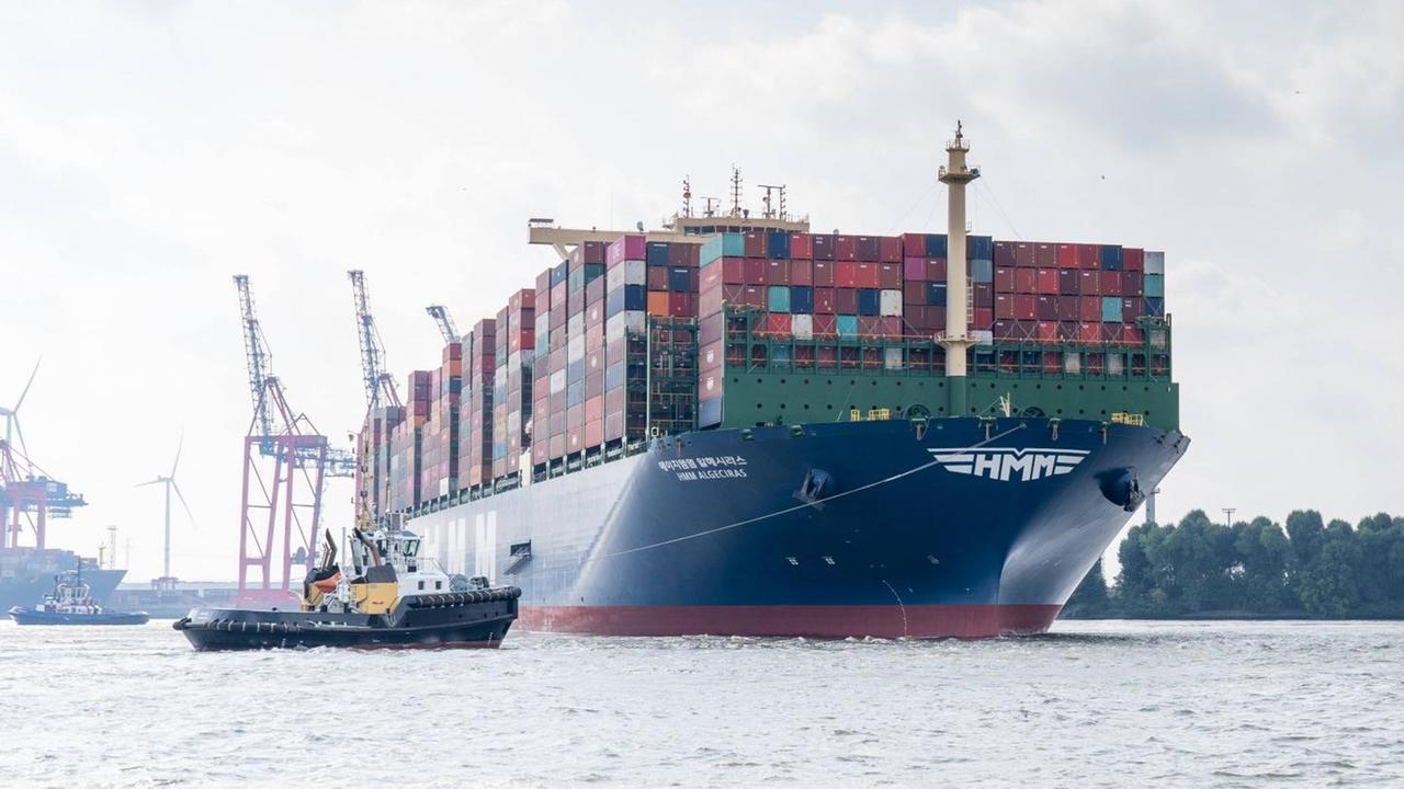 Größtes Containerschriff der Welt im Hamburger Hafen: Der Frachter Algeciras der Reederei Hyundai Merchant Marine legt am Container-Terminal Burchardkai in Hamburg Waltershof an. Größtes Containerschriff der Welt im Hamburger Hafen: Der Frachter Algeciras der Reederei Hyundai Merchant Marine legt am Container-Terminal Burchardkai in Hamburg Waltershof an.