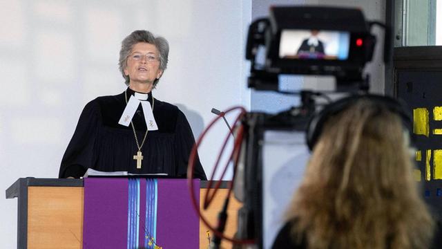 Eine Fernsehkamera filmt die Münchner Regionalbischoefin Susanne Breit-Keßler bei ihrer Predigt in einer Kirche.