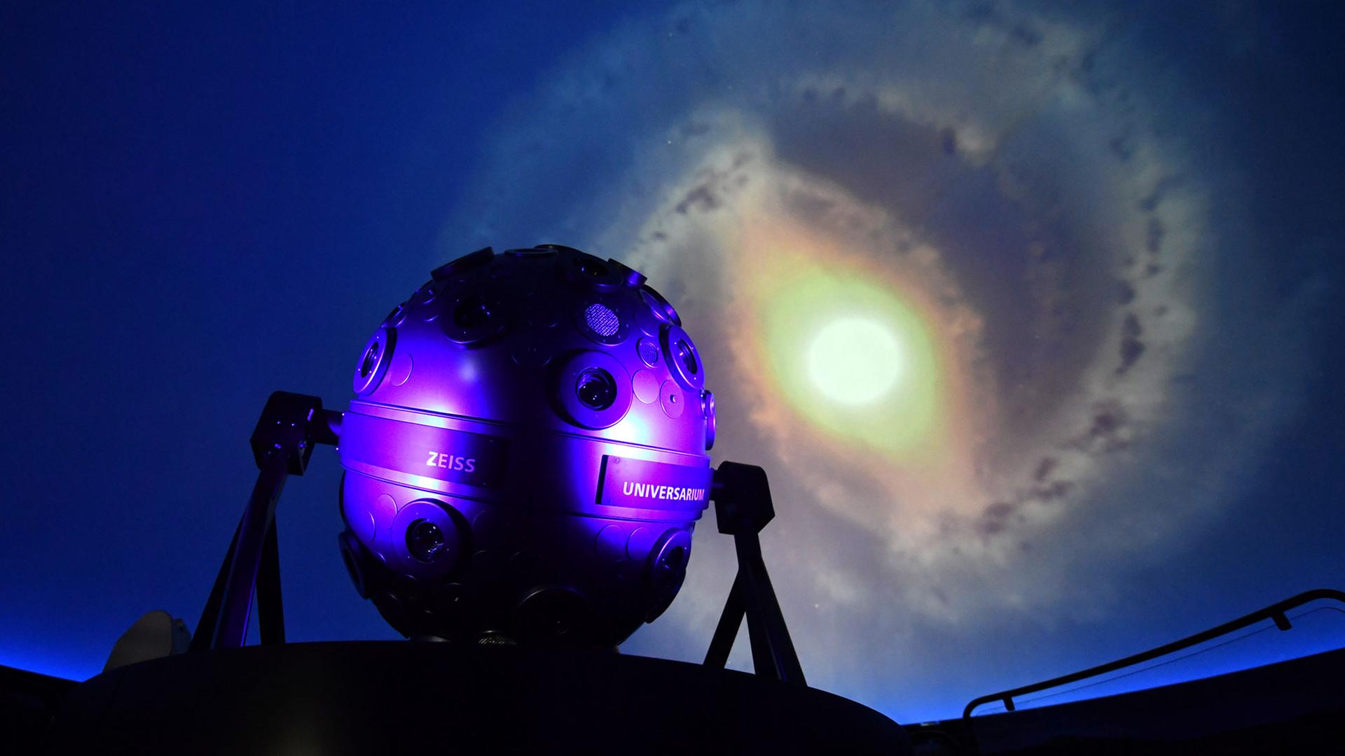 Im Zeiss-Großplanetarium in Berlin Prenzlauer Berg werden am 23.08.2016 bei einem Pressetermin in der 23-Meter-Kuppel Ausschnitte aus den neuen Programmen gezeigt. Nach zwei Jahren Umbau öffnet das Planetarium als modernstes Wissenschaftstheater Europas am 25. August wieder seine Türen. Im Zeiss-Großplanetarium in Berlin Prenzlauer Berg werden am 23.08.2016 bei einem Pressetermin in der 23-Meter-Kuppel Ausschnitte aus den neuen Programmen gezeigt. Nach zwei Jahren Umbau öffnet das Planetarium als modernstes Wissenschaftstheater Europas am 25. August wieder seine Türen.