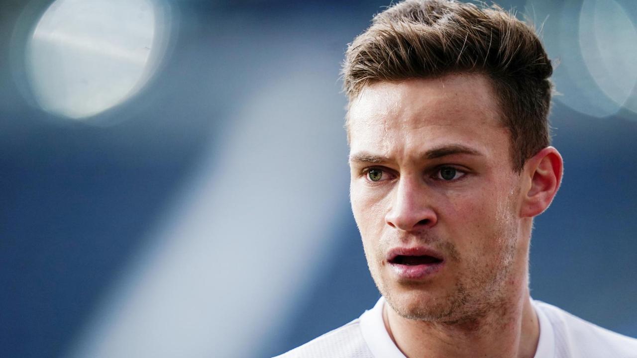 Der Fußballer Joshua Kimmich (FC Bayern) in einem weißen Trikot, hat den Mund halb geöffnet und schaut mit gerunzelter Stirn in die Ferne Der Fußballer Joshua Kimmich (FC Bayern) in einem weißen Trikot, hat den Mund halb geöffnet und schaut mit gerunzelter Stirn in die Ferne