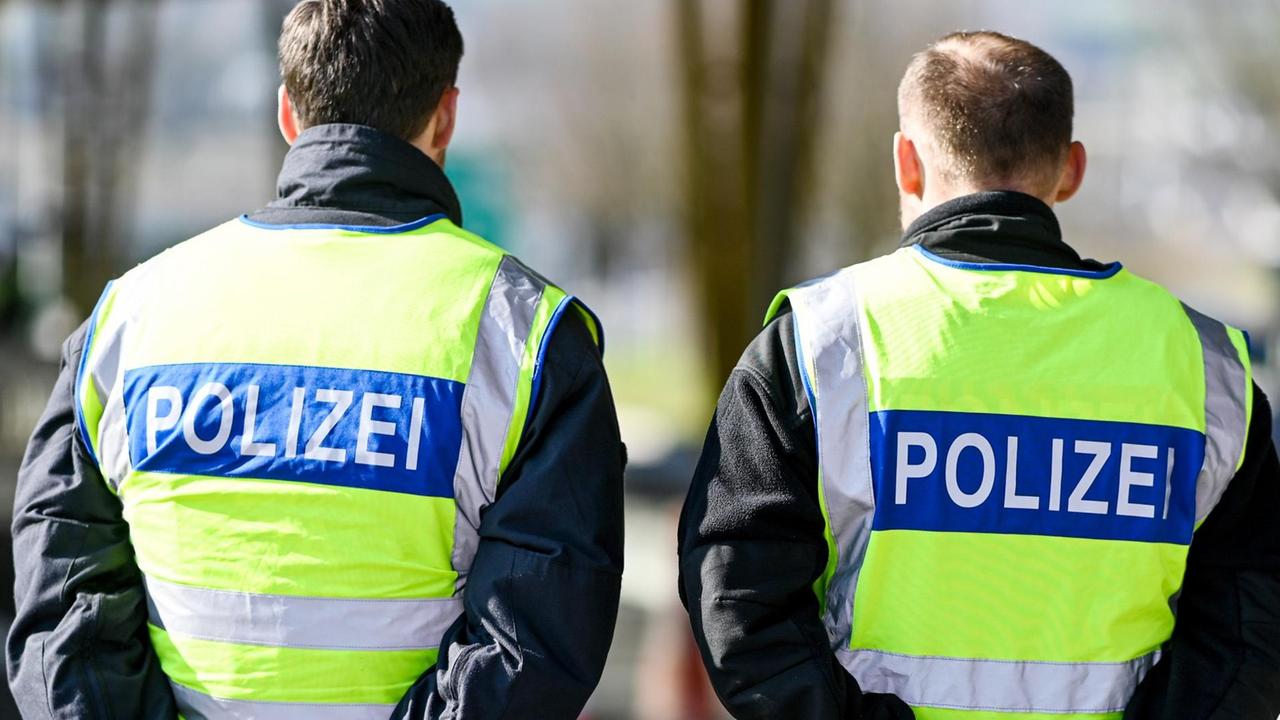 16.03.2020, Schweiz, Kreuzlingen: Deutsche Polizisten kontrollieren Einreisende am Grenzübergang in Kreuzlingen.