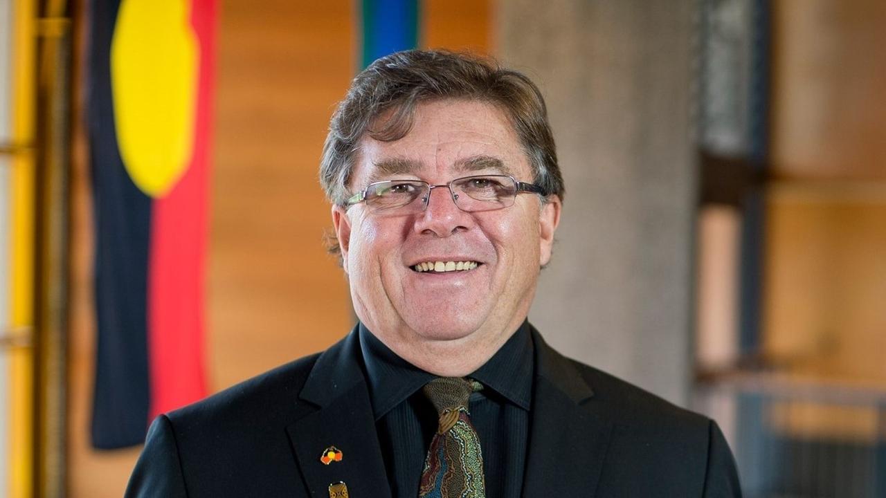 Porträt von John Maynard. Ein fröhlicher Mann mit Brille, dunkelgrüner Krawatte und Anzug. Porträt von John Maynard. Ein fröhlicher Mann mit Brille, dunkelgrüner Krawatte und Anzug.