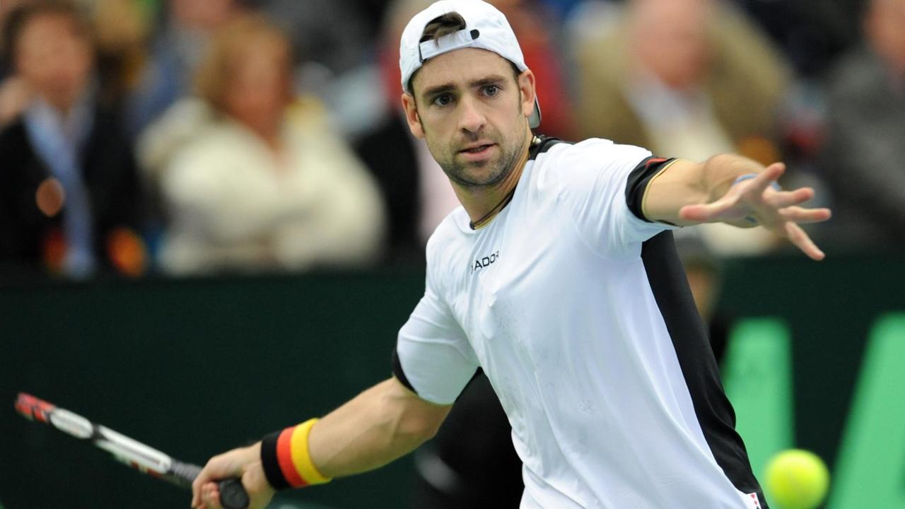 Der deutsche Tennisprofi Nicolas Kiefer spielt am Sonntag (08.03.2009) das dritte Einzel im Davis Cup-Achtelfinale in Garmisch-Partenkirchen im Olympia-Eissport-Zentrum gegen den Österreicher Melzer. Der deutsche Tennisprofi Nicolas Kiefer spielt am Sonntag (08.03.2009) das dritte Einzel im Davis Cup-Achtelfinale in Garmisch-Partenkirchen im Olympia-Eissport-Zentrum gegen den Österreicher Melzer.