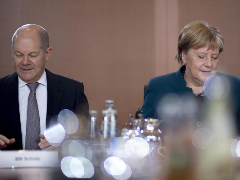 Olaf Scholz, Bundesfinanzminister und Vizekanzler SPD, und Angela Merkel, Bundeskanzlerin CDU,v.l.n.r., vor der Kabinettssitzung im Berliner Kanzleramt in Berlin.