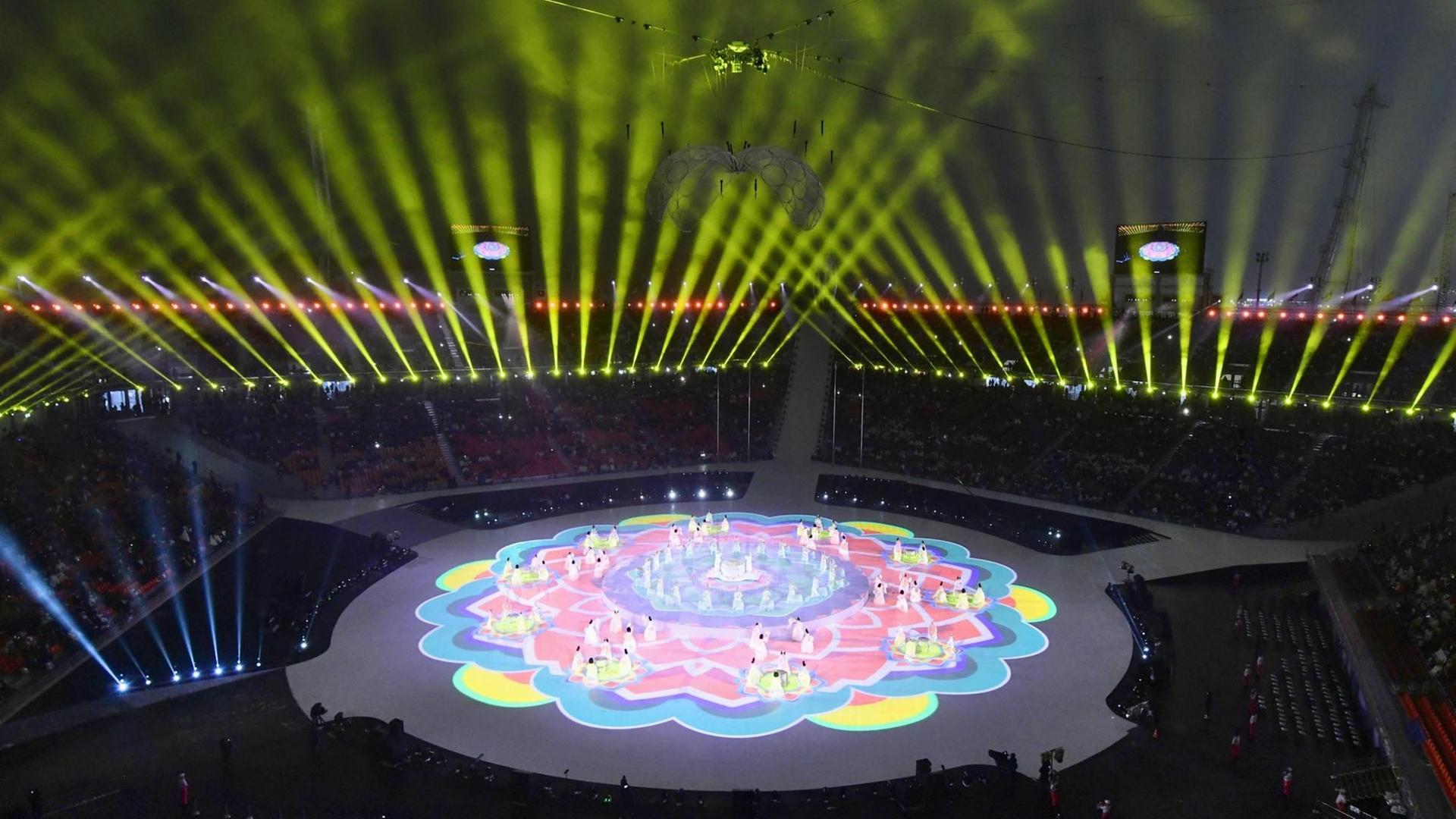 Teilnehmer der Eröffnungsshow der Paralympics im Stadion von Pyeongchang formen eine Lotus-Blume. Teilnehmer der Eröffnungsshow der Paralympics im Stadion von Pyeongchang formen eine Lotus-Blume.