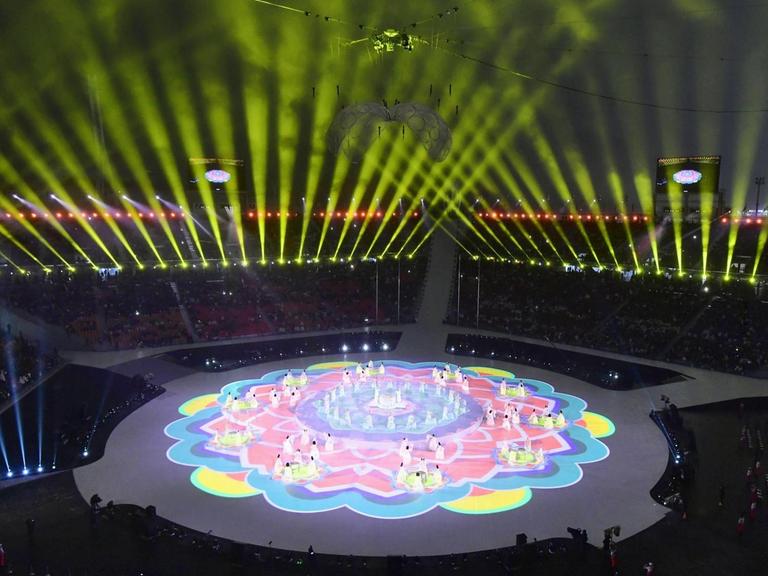 Teilnehmer der Eröffnungsshow der Paralympics im Stadion von Pyeongchang formen eine Lotus-Blume.