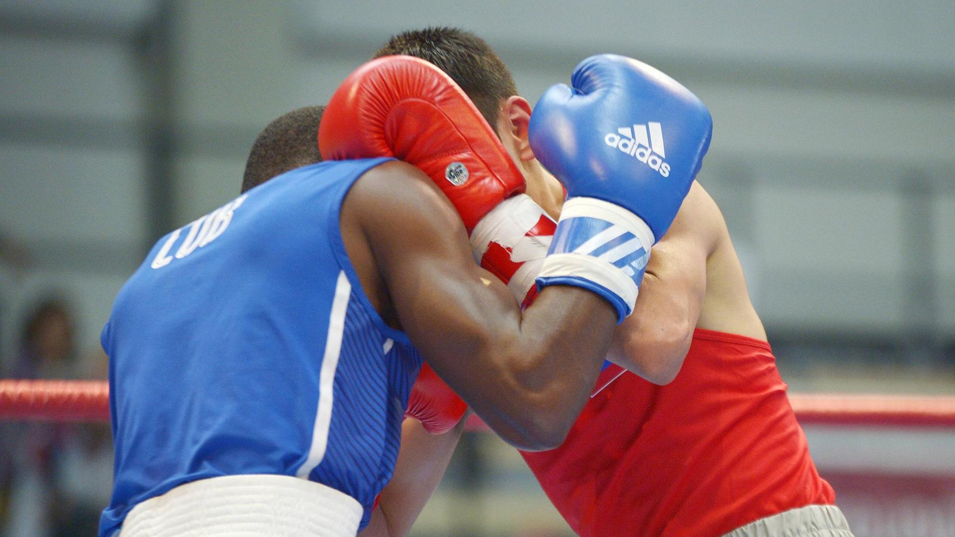 45. Chemiepokal im Olympischen Boxen / Amateurboxen - Finals (23.06.2018) Boxan - Amateurboxen - Symbolbild; Zwei Boxer im In-Fight, im Nahkampf. Halle/Saale Sachsen-Anhalt Deutschland *** 45 Chemistry Cup in Olympic Boxing Amateur Boxing Finals 23 06 2018 Boxan Amateur Boxing Iconic Image Two Boxers In Close Fighting Halle Saale Saxony Anhalt Germany 45. Chemiepokal im Olympischen Boxen / Amateurboxen - Finals (23.06.2018) Boxan - Amateurboxen - Symbolbild; Zwei Boxer im In-Fight, im Nahkampf. Halle/Saale Sachsen-Anhalt Deutschland *** 45 Chemistry Cup in Olympic Boxing Amateur Boxing Finals 23 06 2018 Boxan Amateur Boxing Iconic Image Two Boxers In Close Fighting Halle Saale Saxony Anhalt Germany