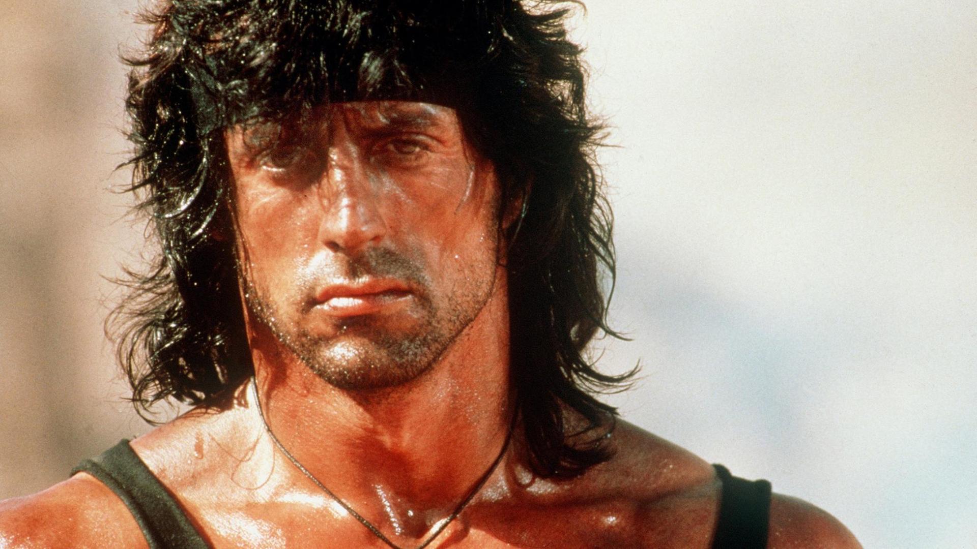 Der US-amerikanische Schauspieler Sylvester Stallone als knallharter Kämpfer in "Rambo III". Der US-amerikanische Schauspieler Sylvester Stallone als knallharter Kämpfer in "Rambo III".