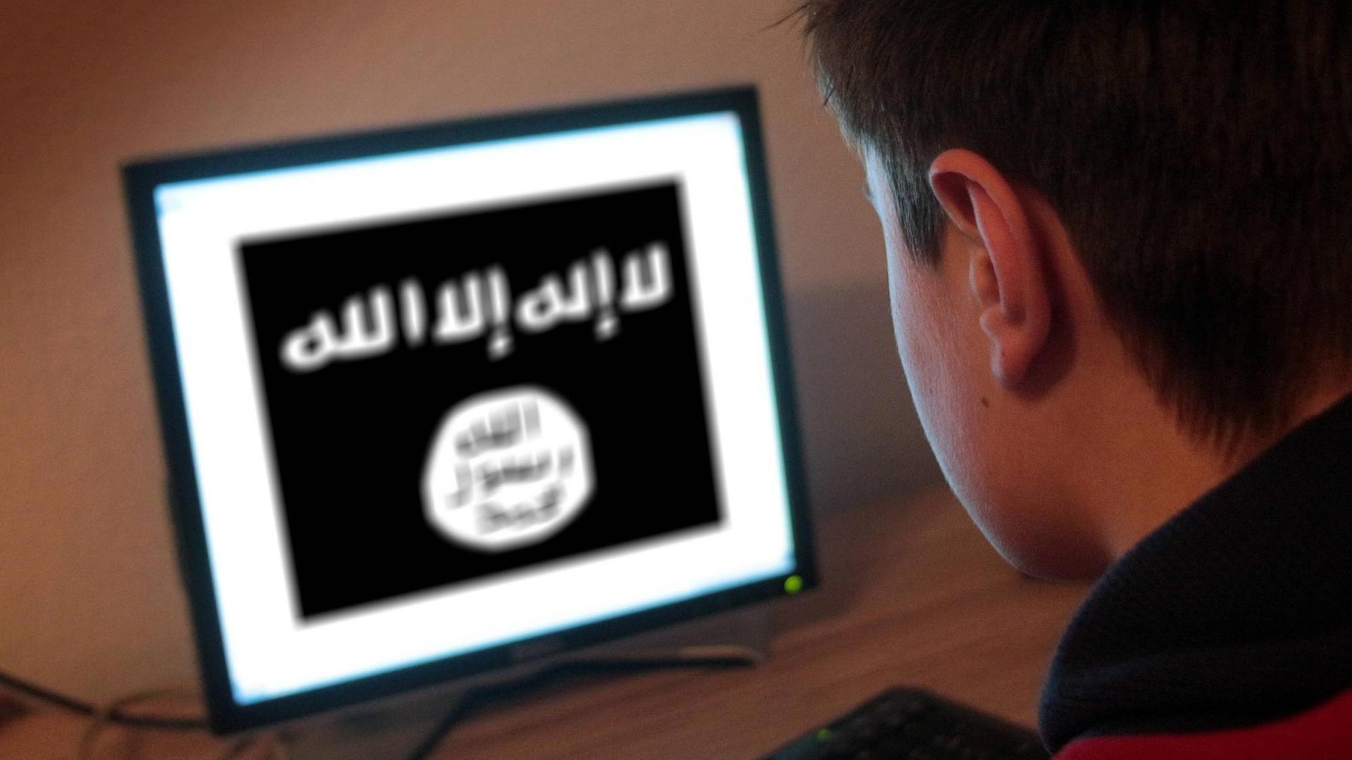 Ein Jugendlicher sitzt am Bildschirm eines PCs, der die Flagge der Terrormiliz IS zeigt. Ein Jugendlicher sitzt am Bildschirm eines PCs, der die Flagge der Terrormiliz IS zeigt.