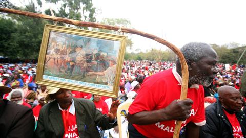 Ein Menschenmenge hat sich in Nairobi zur Einweihung des Denkmals für die Opfer des Mau-Mau-Krieges versammelt, im Vordergrund die Veteranen der Unabhängigkeitsbewegung.
