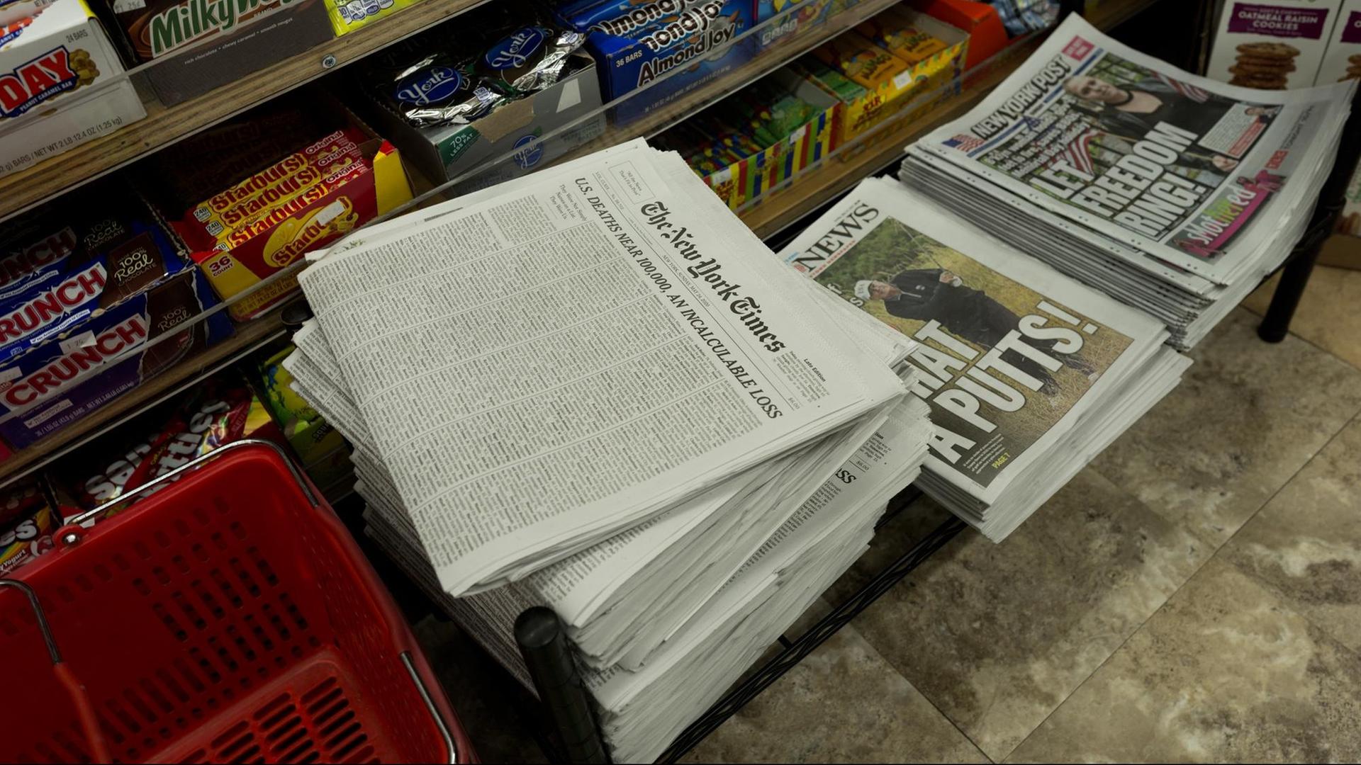 Zeitungsstapel in einem New Yorker Kiosk, darunter die New York Times und die New York Post. Zeitungsstapel in einem New Yorker Kiosk, darunter die New York Times und die New York Post.