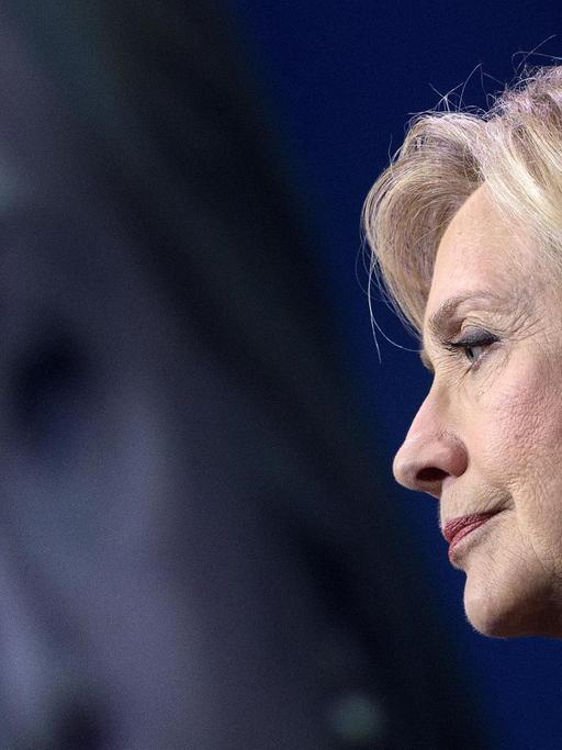 Hillary Clinton im Profil vor dunklem Hintergrund