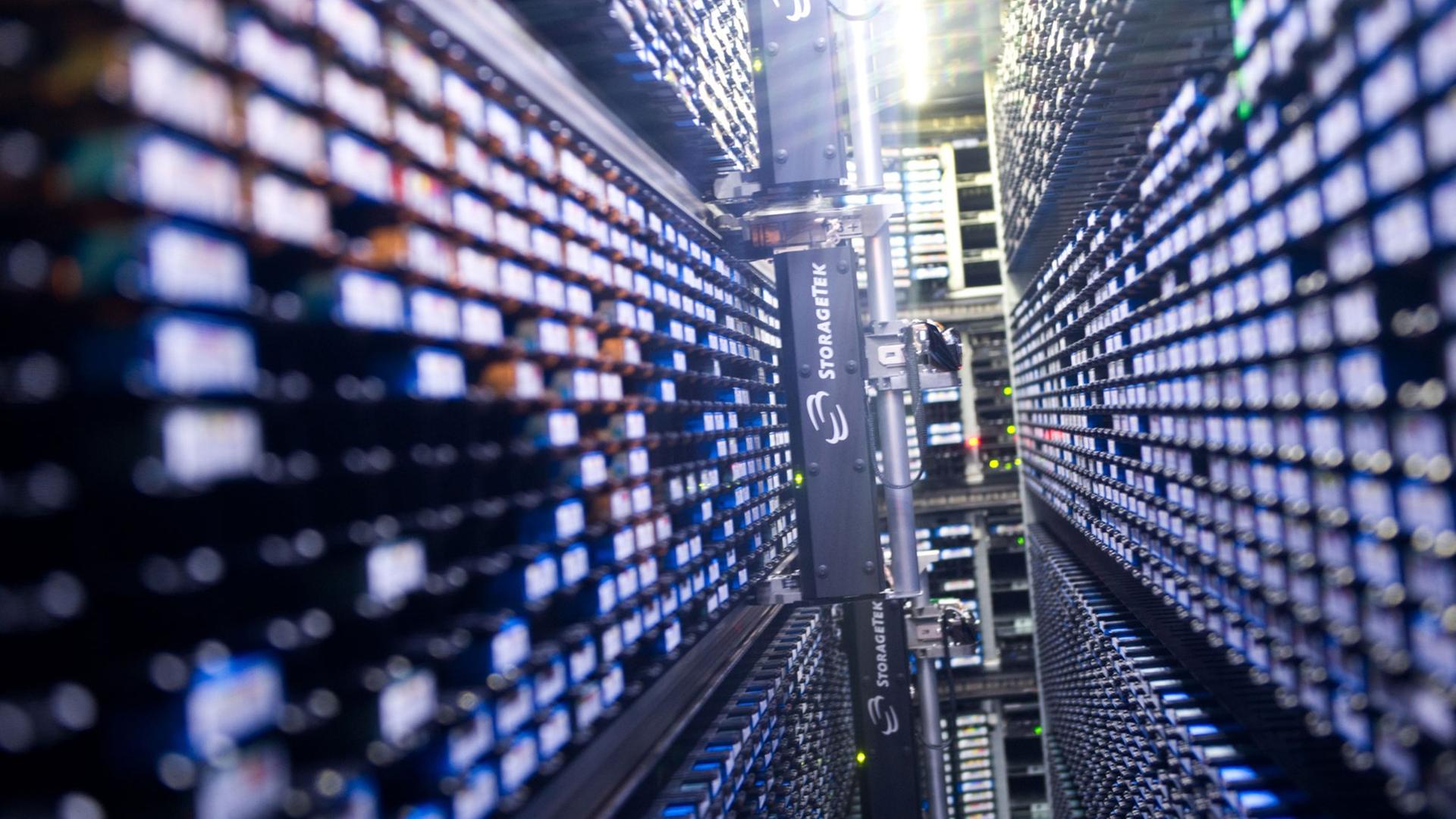 Lange Reihen von Lichtern laufen in der Mitte des Bildes zusammen. Es zeigt ein automatisches Lager für Magnet-Datenbänder in einem Nebenraum des Supercomputers "Blizzard" im Deutschen Klimarechenzentrum in Hamburg Lange Reihen von Lichtern laufen in der Mitte des Bildes zusammen. Es zeigt ein automatisches Lager für Magnet-Datenbänder in einem Nebenraum des Supercomputers "Blizzard" im Deutschen Klimarechenzentrum in Hamburg