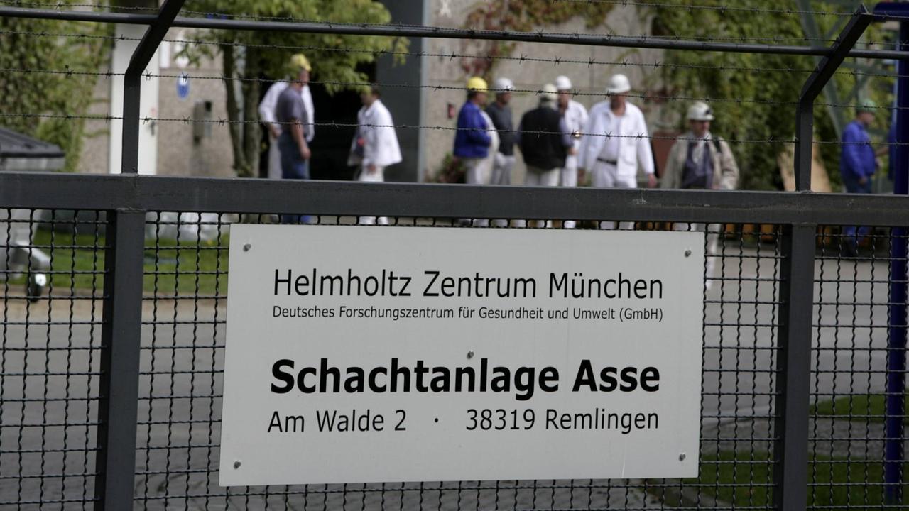 Zaun mit Hinweisschild an der Schachtanlage Asse Zaun mit Hinweisschild an der Schachtanlage Asse