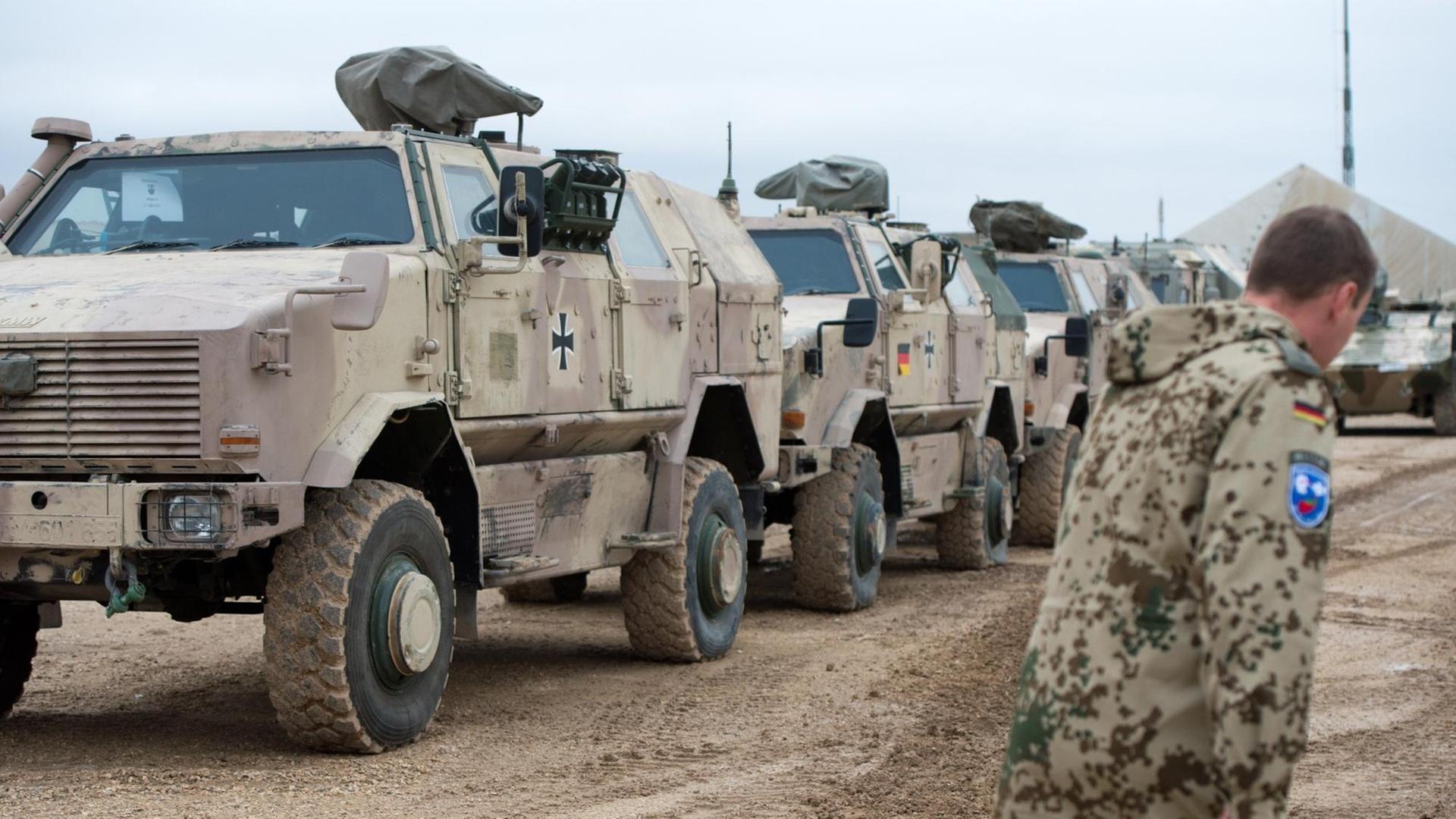 Gepanzerte Fahrzeuge vom Typ Dingo stehen am 11.12.2013 in Masar-i-Scharif (Afghanistan) in der Materialschleuse. Die Fahrzeuge sollen im Rahmen des Truppenabzuges nach Deutschland zurückgebracht werden. Foto: Maurizio Gambarini/dpa Gepanzerte Fahrzeuge vom Typ Dingo stehen am 11.12.2013 in Masar-i-Scharif (Afghanistan) in der Materialschleuse. Die Fahrzeuge sollen im Rahmen des Truppenabzuges nach Deutschland zurückgebracht werden. Foto: Maurizio Gambarini/dpa